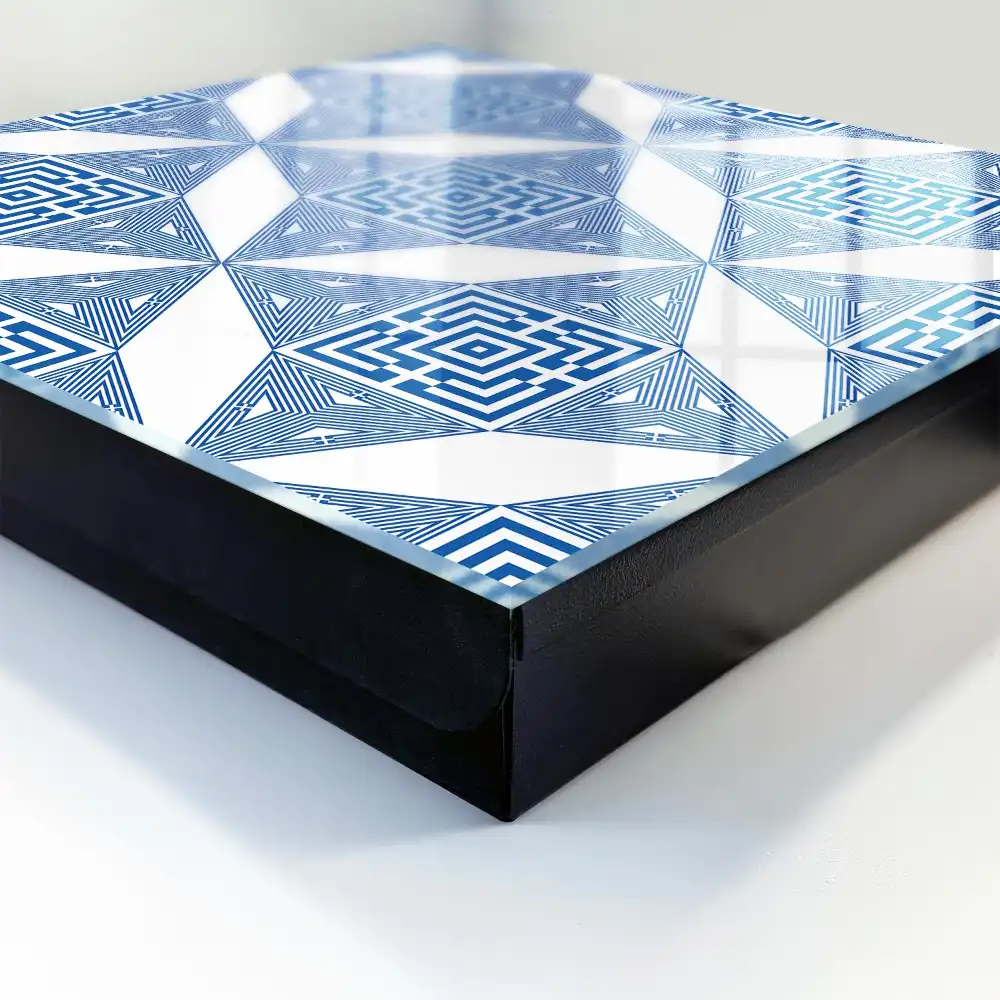 Geometrický box na klíče s modrými čtverečky