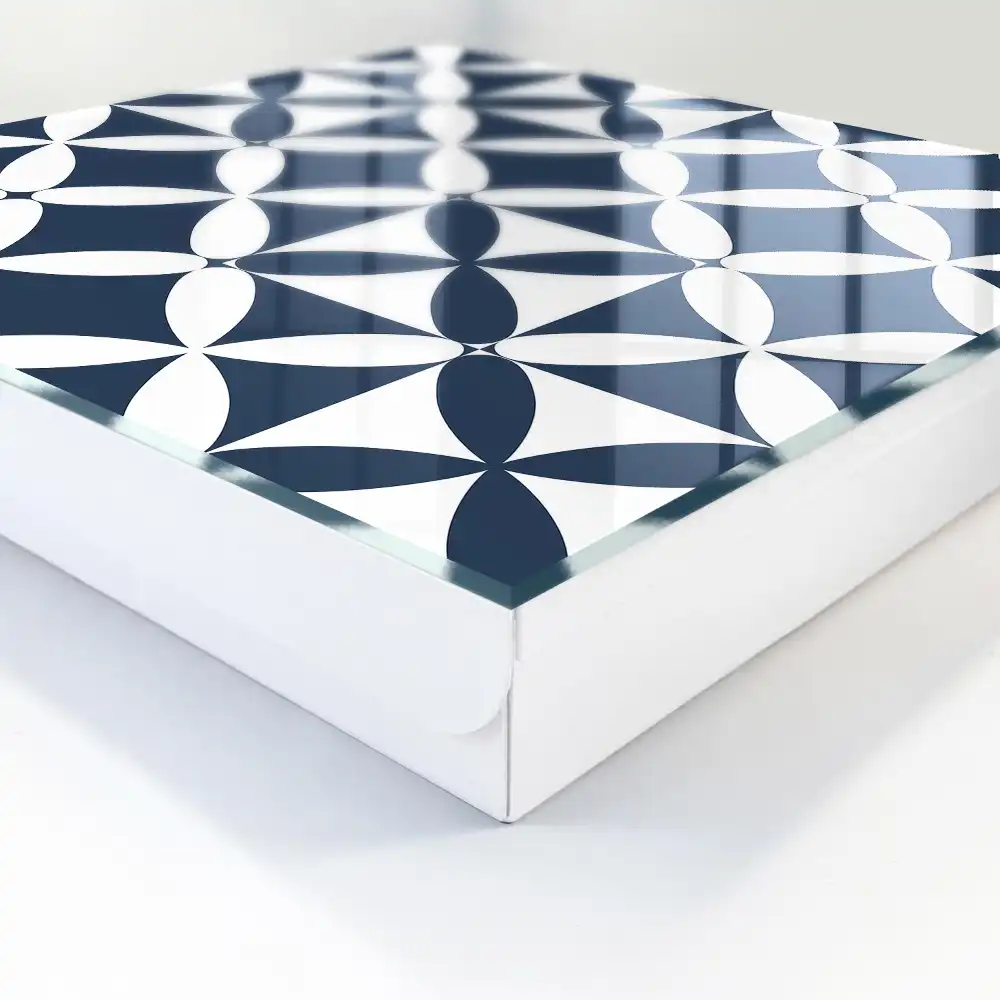 Nástěnná skříňka na klíče s geometrickým vzorem v kontrastním provedení