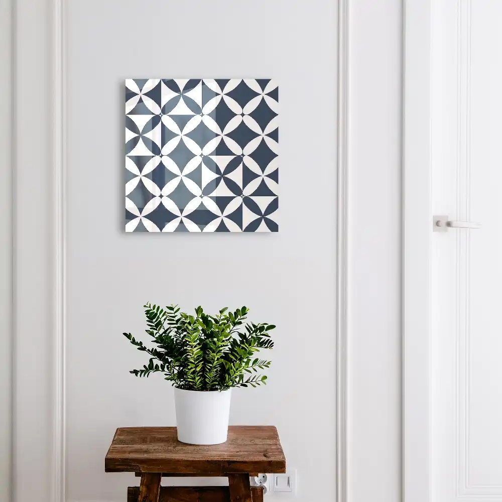 Nástěnná skříňka na klíče s geometrickým vzorem v kontrastním provedení