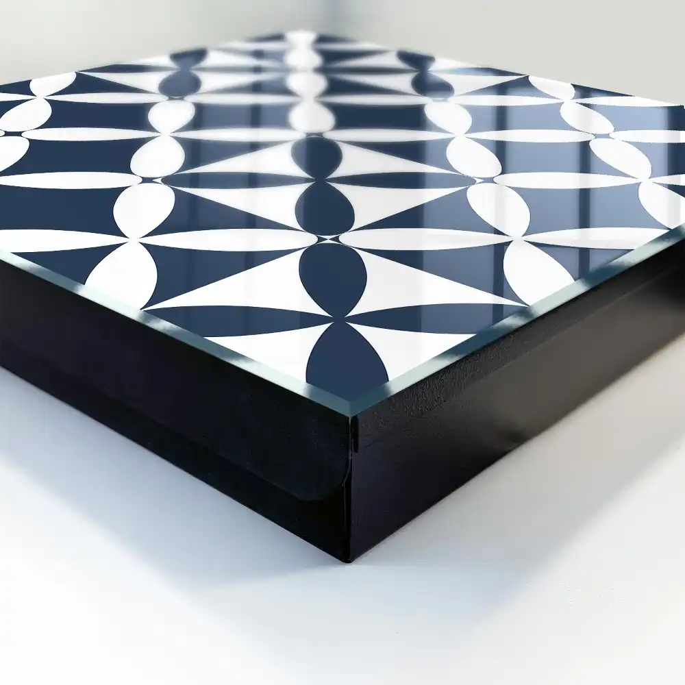 Nástěnná skříňka na klíče s geometrickým vzorem v kontrastním provedení