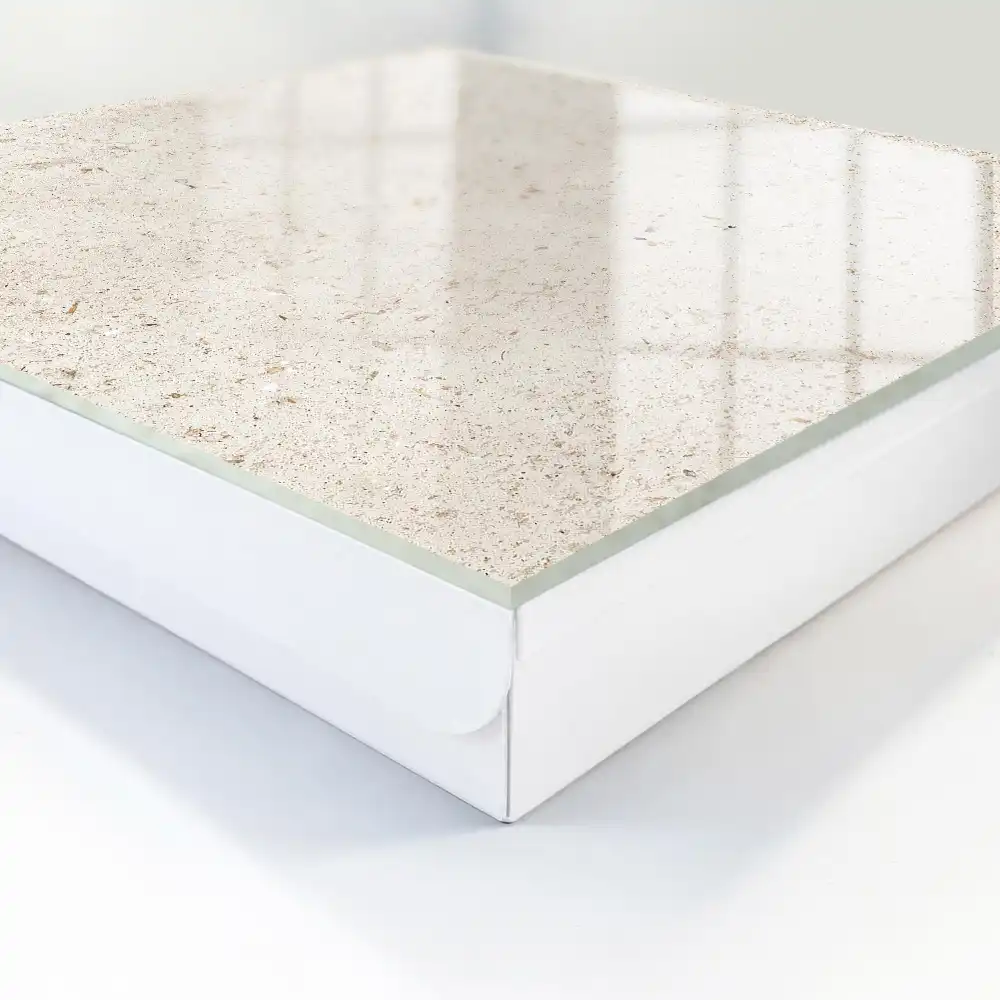 Box na klíče s jemnou béžovou texturou a přírodním designem