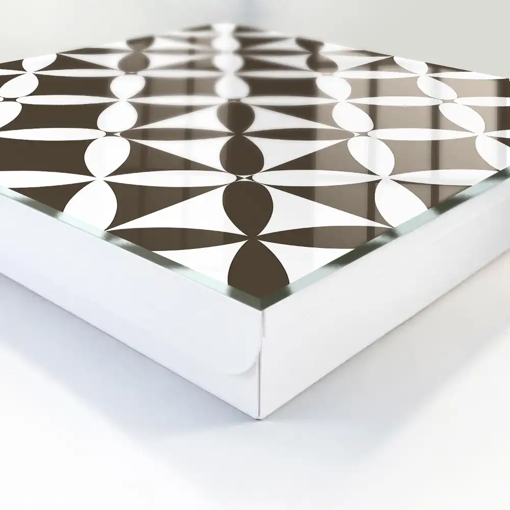 Nástěnná skříňka na klíče se symetrickým geometrickým vzorem
