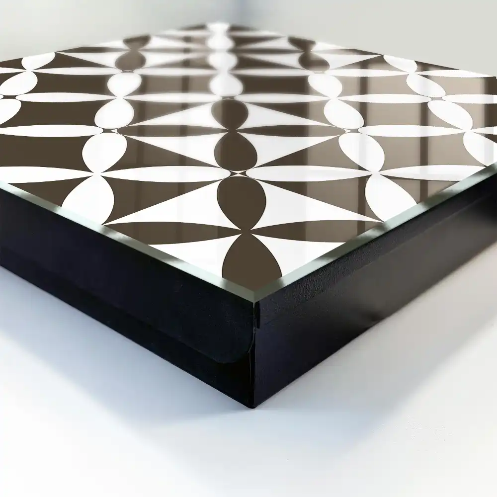 Nástěnná skříňka na klíče se symetrickým geometrickým vzorem