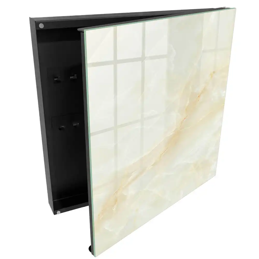 Nástěnná skříňka na klíče v elegantním designu krémového mramoru