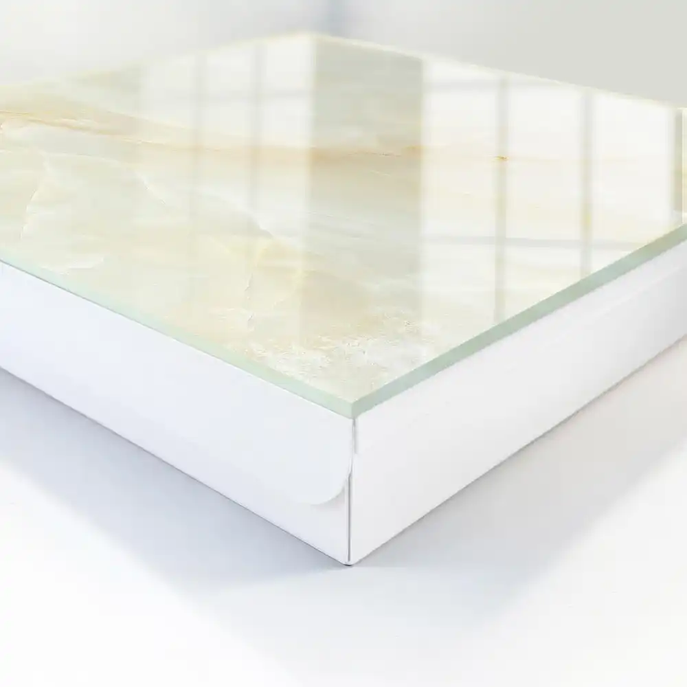 Nástěnná skříňka na klíče v elegantním designu krémového mramoru