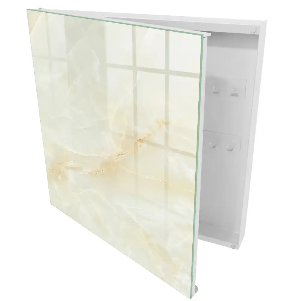 Nástěnná skříňka na klíče v elegantním designu krémového mramoru