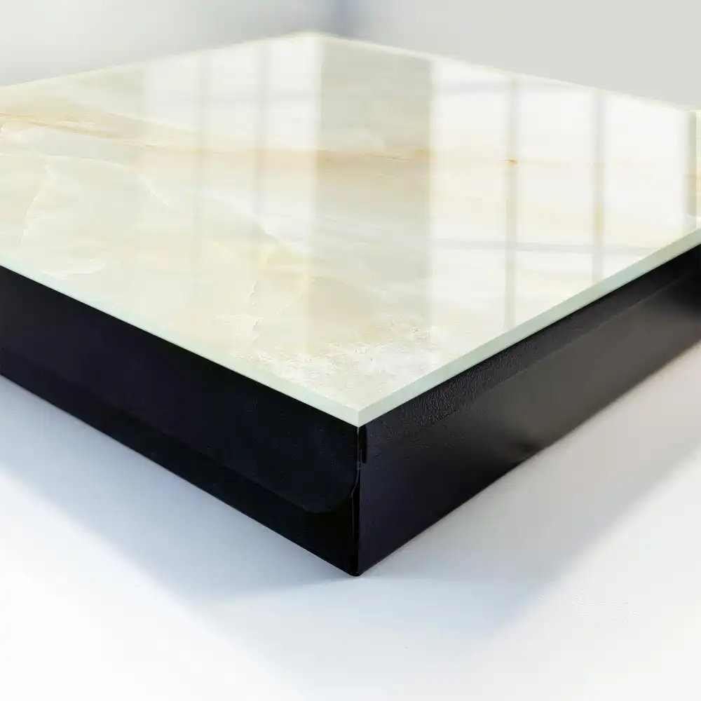 Nástěnná skříňka na klíče v elegantním designu krémového mramoru