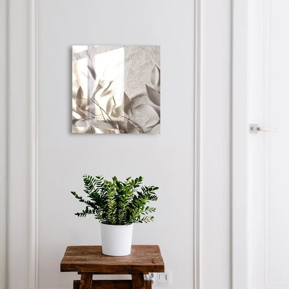 Nástěnná skříňka na klíče s motivem minimalistických listů na světlém pozadí