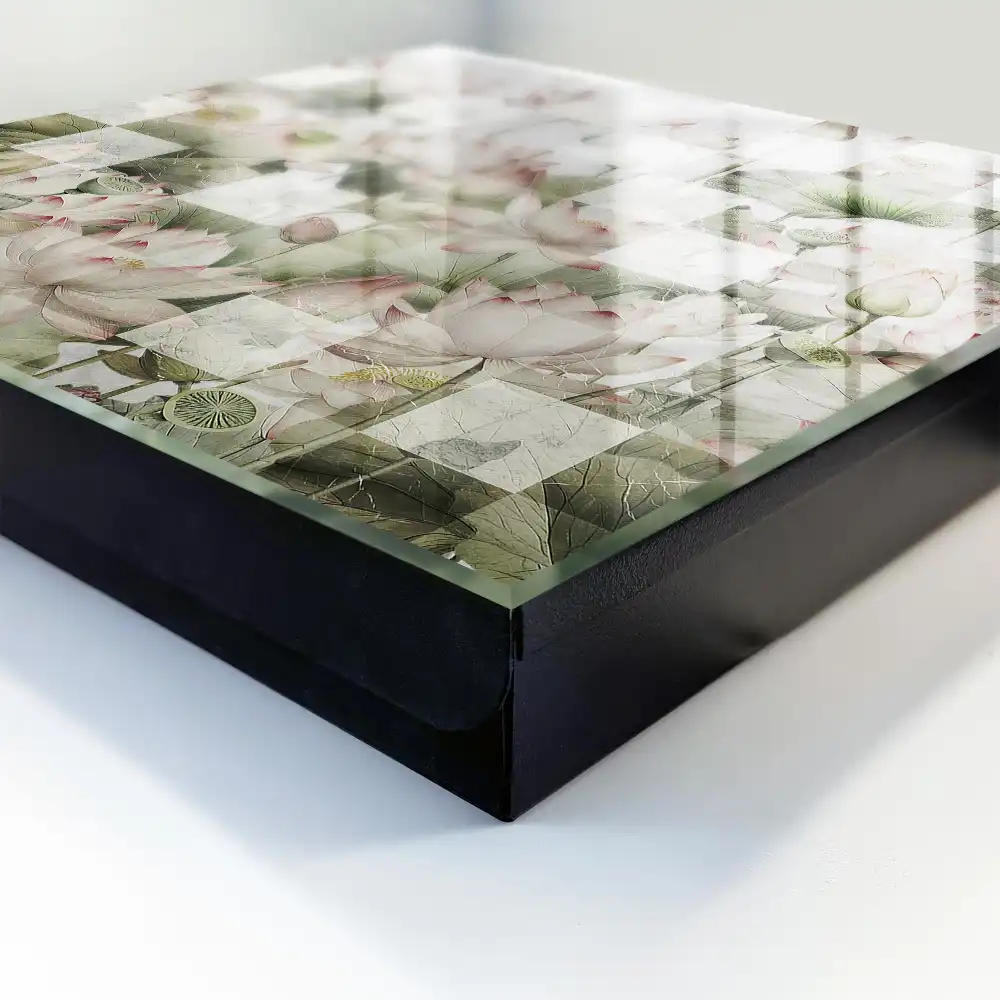 Nástěnná skříňka na klíče s motivem leknínů na geometrickém pozadí
