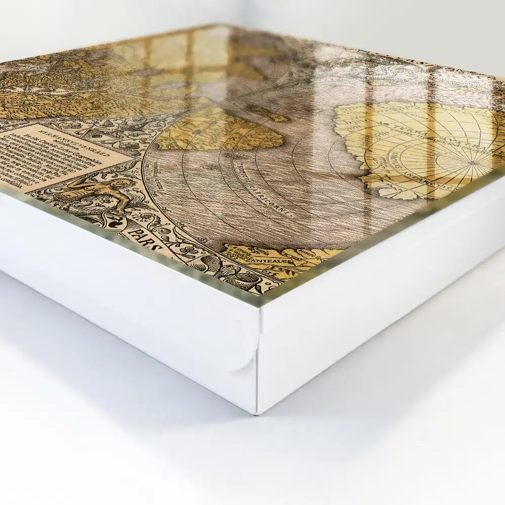 Nástěnná skříňka na klíče se starožitnou mapou a ornamenty