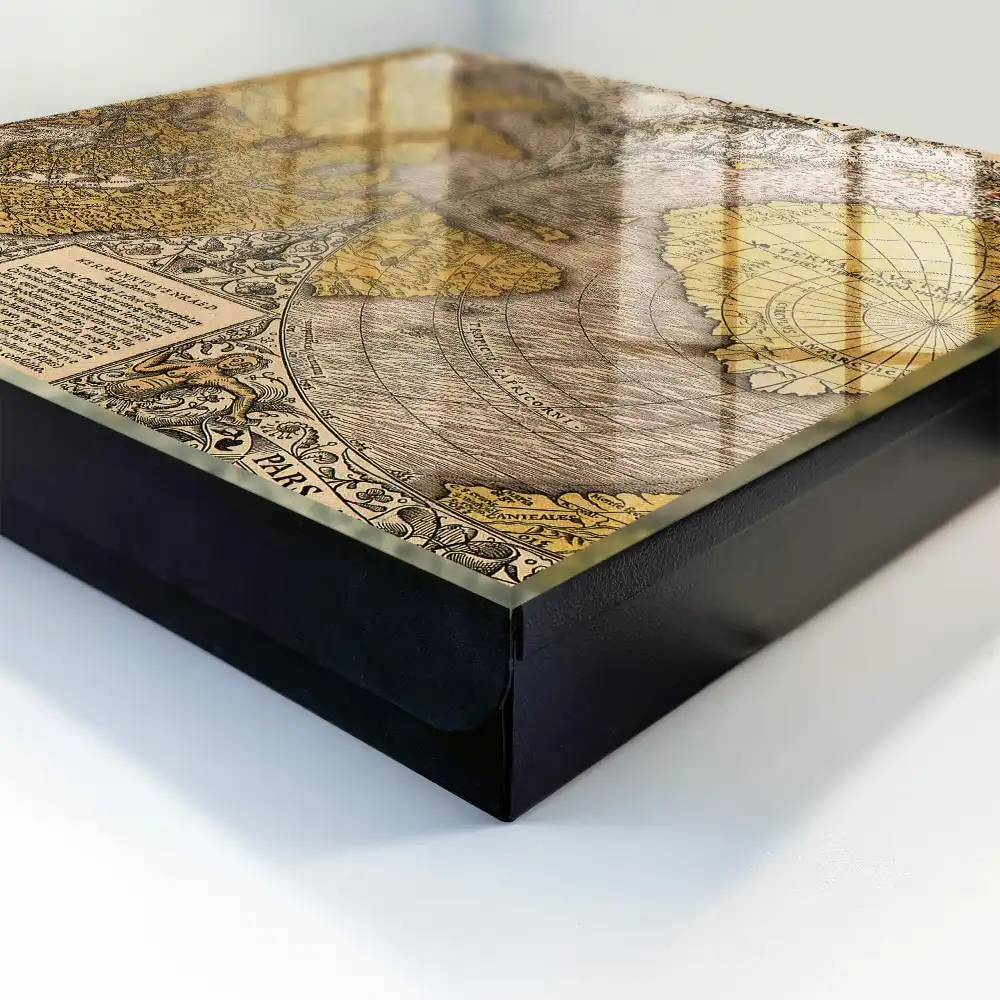 Nástěnná skříňka na klíče se starožitnou mapou a ornamenty