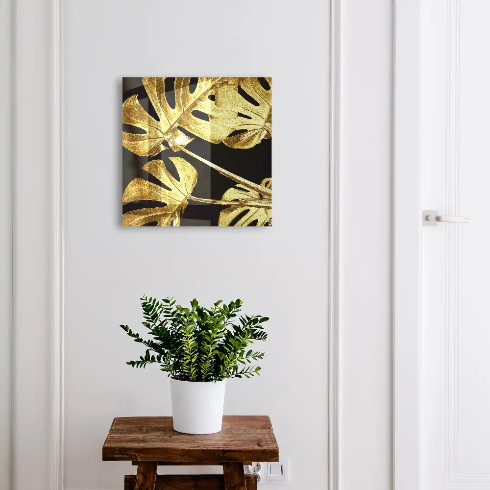 Elegantní box na klíče s motivem listů na černém pozadí