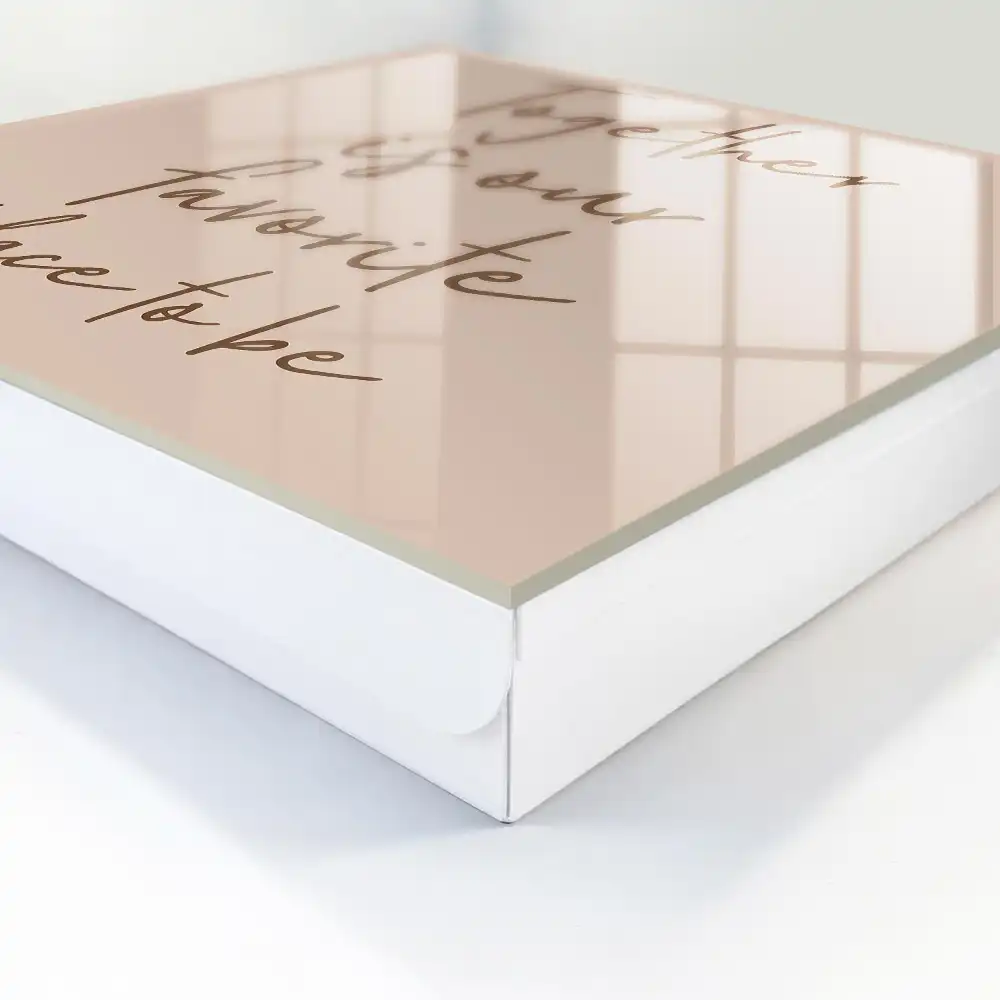Box na klíče s motivem teplé typografie na béžovém pozadí