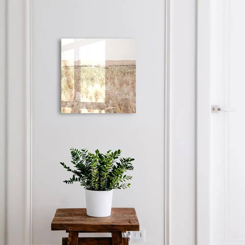 Nástěnná skříňka na klíče s motivem trávy a písečných dun v minimalistickém stylu