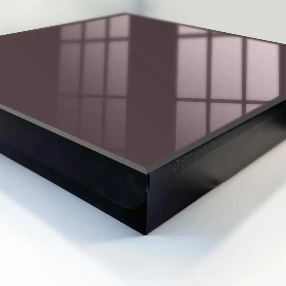 Tmavě fialová schránka na klíče v minimalistickém geometrickém stylu
