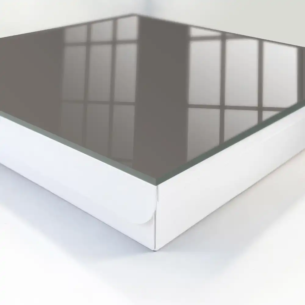Nástěnná skříňka na klíče v elegantním monochromatickém provedení