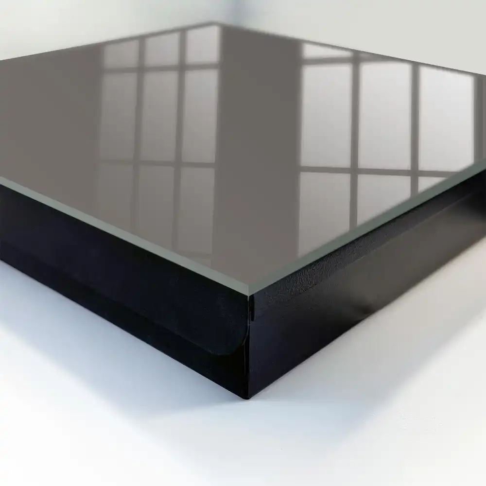 Nástěnná skříňka na klíče v elegantním monochromatickém provedení