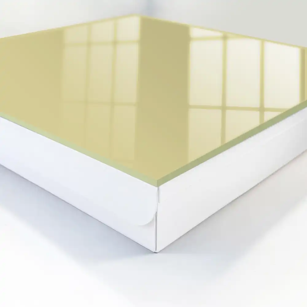 Minimalistická nástěnná skříňka na klíče ve světlém odstínu