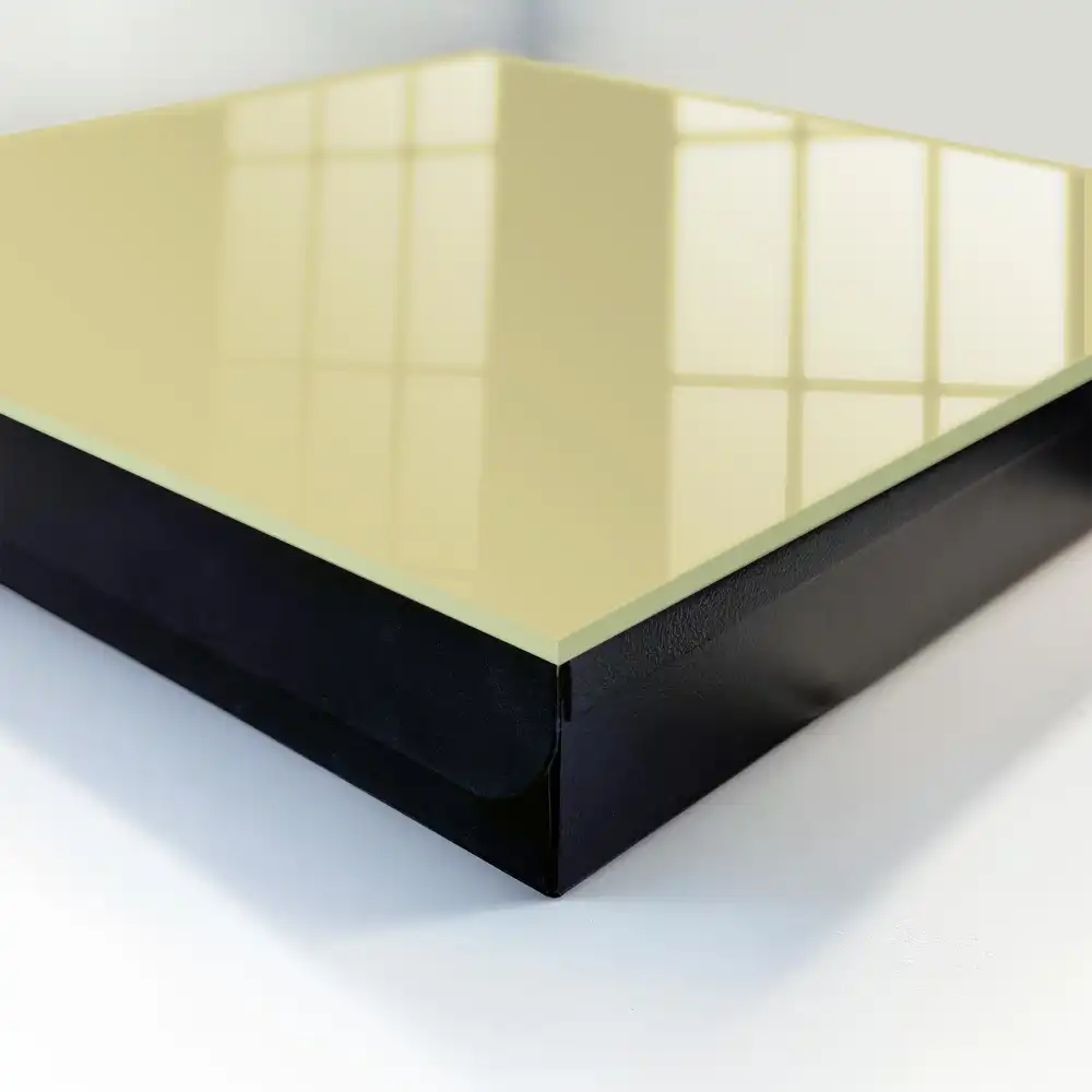 Minimalistická nástěnná skříňka na klíče ve světlém odstínu