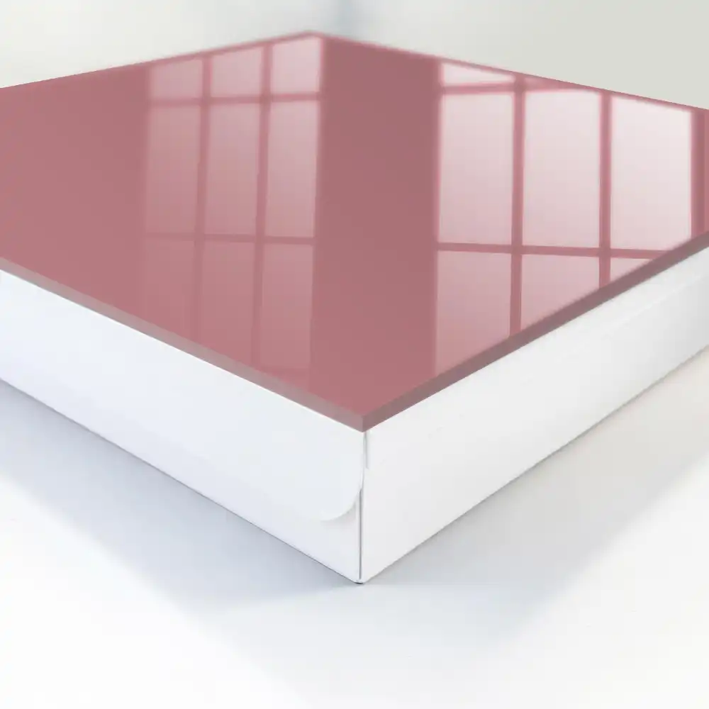 Minimalistická nástěnná skříňka na klíče s motivem růžového pozadí