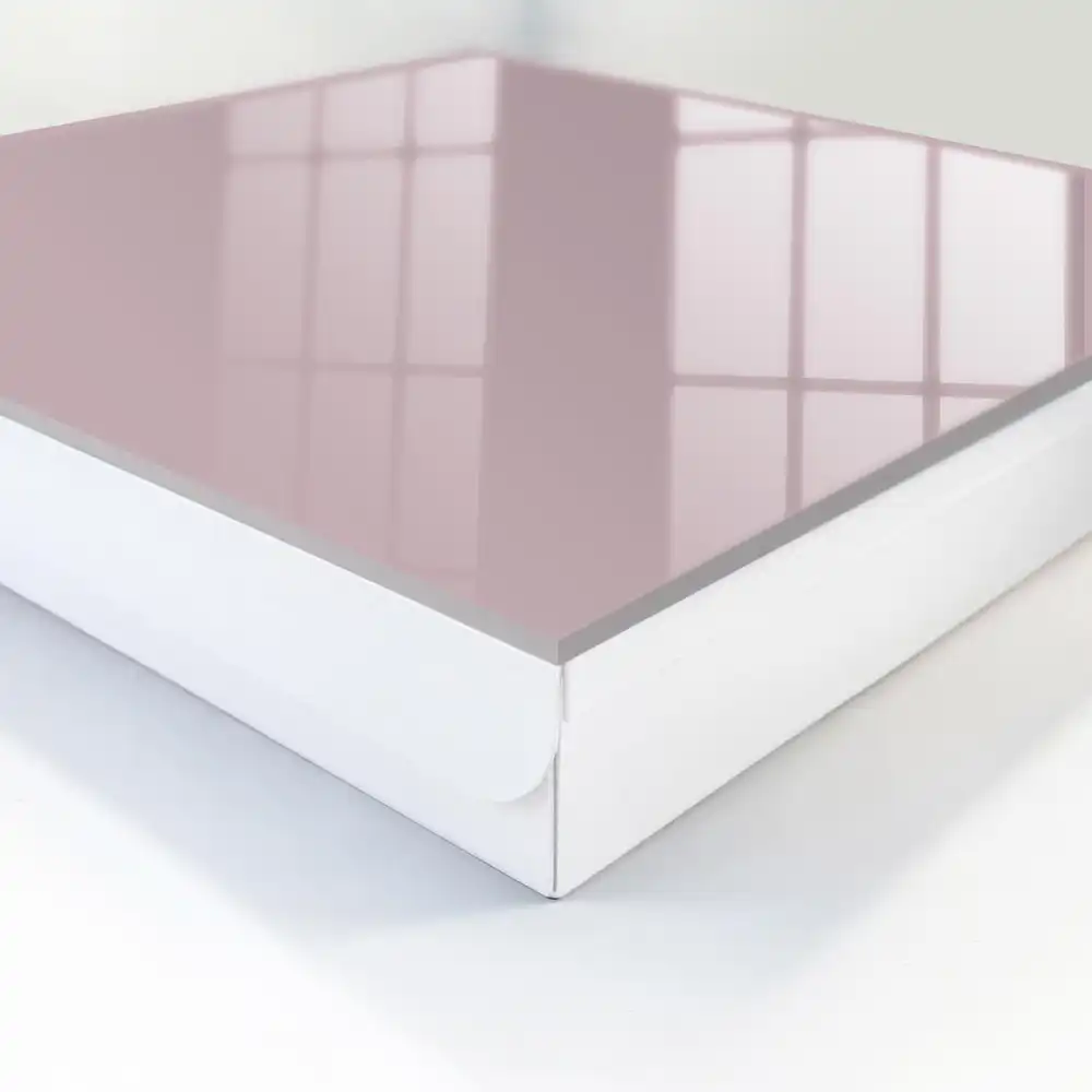 Minimalistická nástěnná skříňka na klíče v růžové barvě