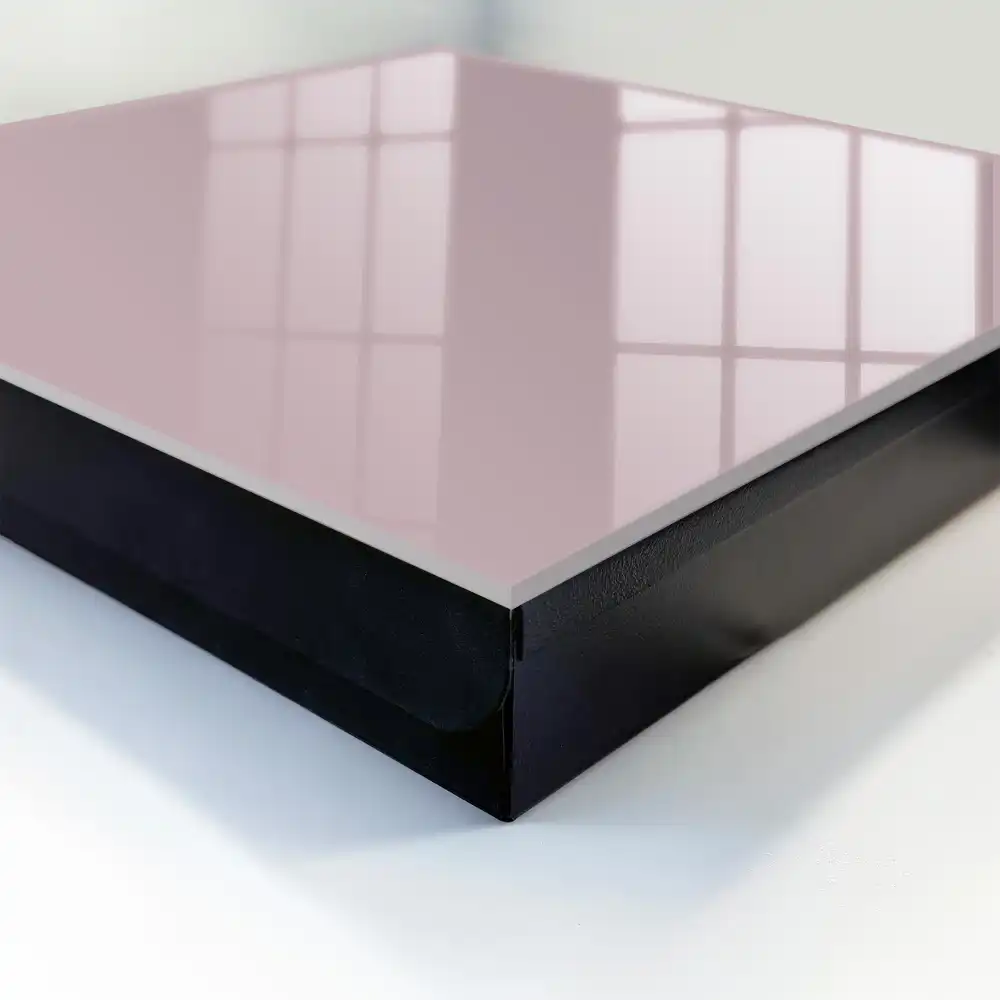 Minimalistická nástěnná skříňka na klíče v růžové barvě