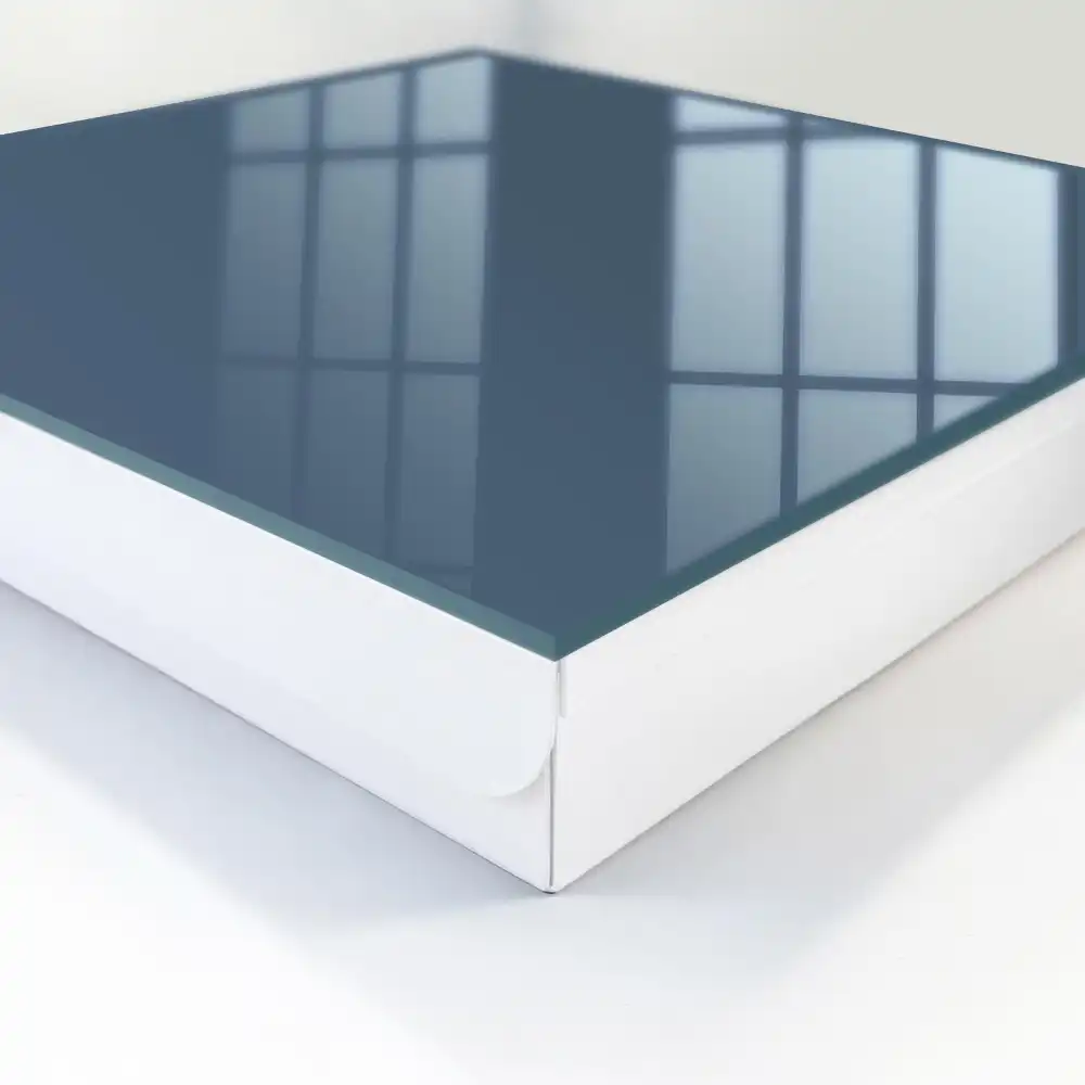Tmavě modrá schránka na klíče v minimalistickém designu