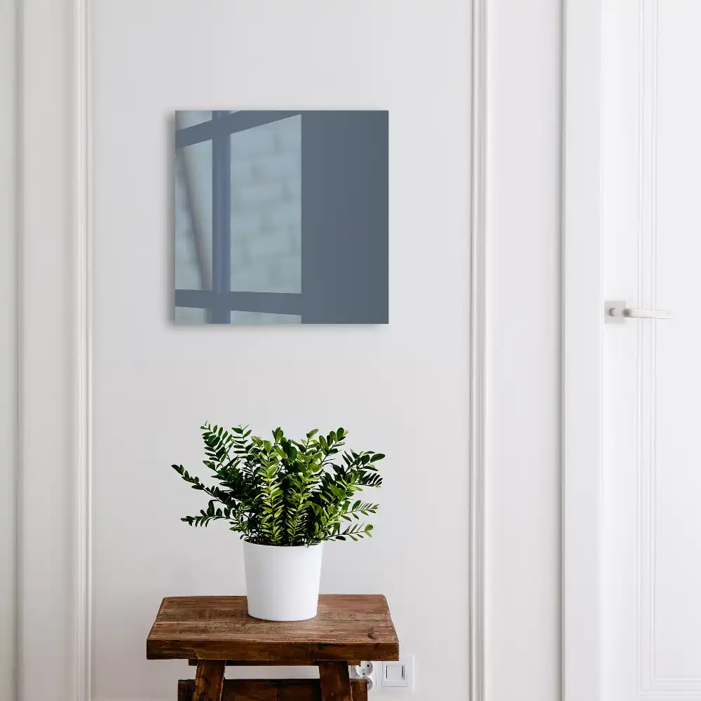Tmavě modrá schránka na klíče v minimalistickém designu