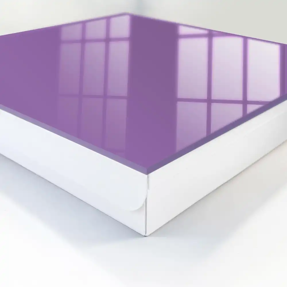 Fialová schránka na klíče v elegantním minimalistickém stylu