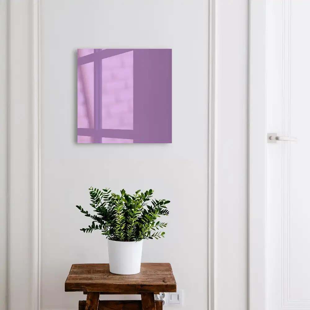 Fialová schránka na klíče v elegantním minimalistickém stylu