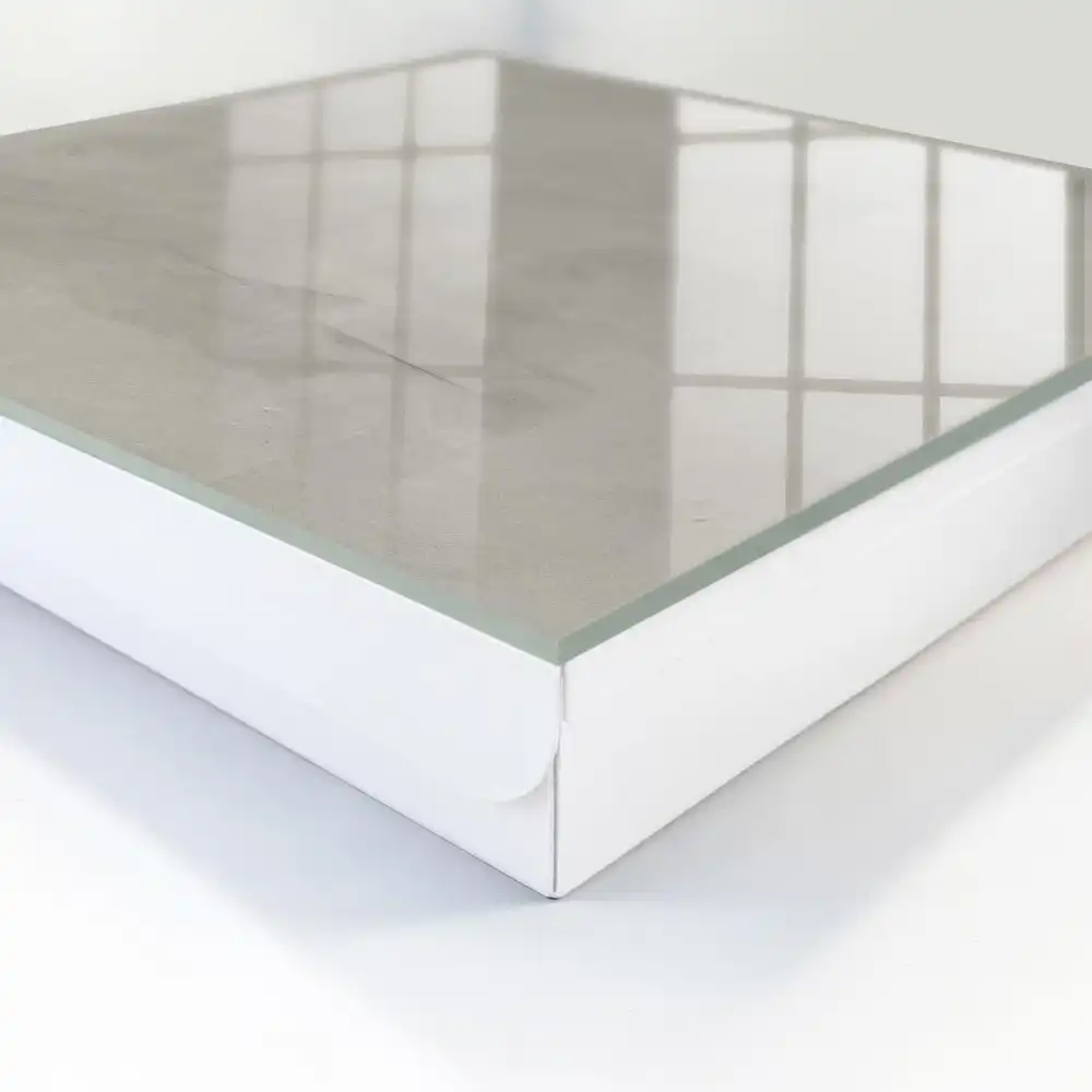 Elegantní nástěnná skříňka na klíče v šedé barvě s minimalistickým designem