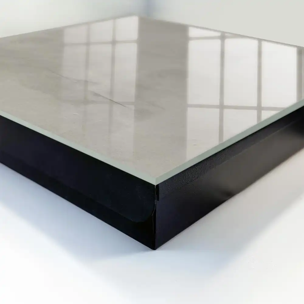 Elegantní nástěnná skříňka na klíče v šedé barvě s minimalistickým designem