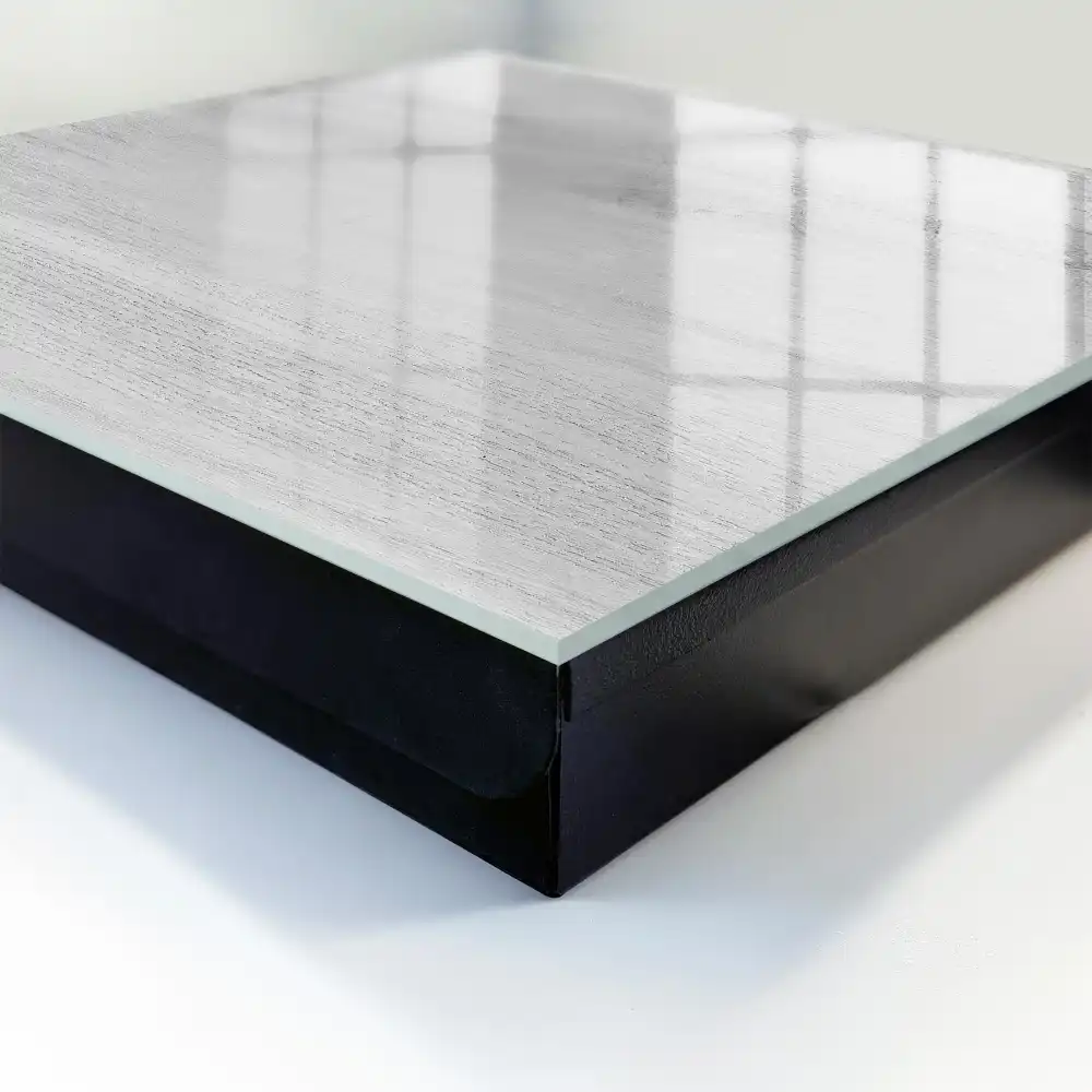 Dřevěná nástěnná skříňka na klíče v přírodním provedení pro minimalisty