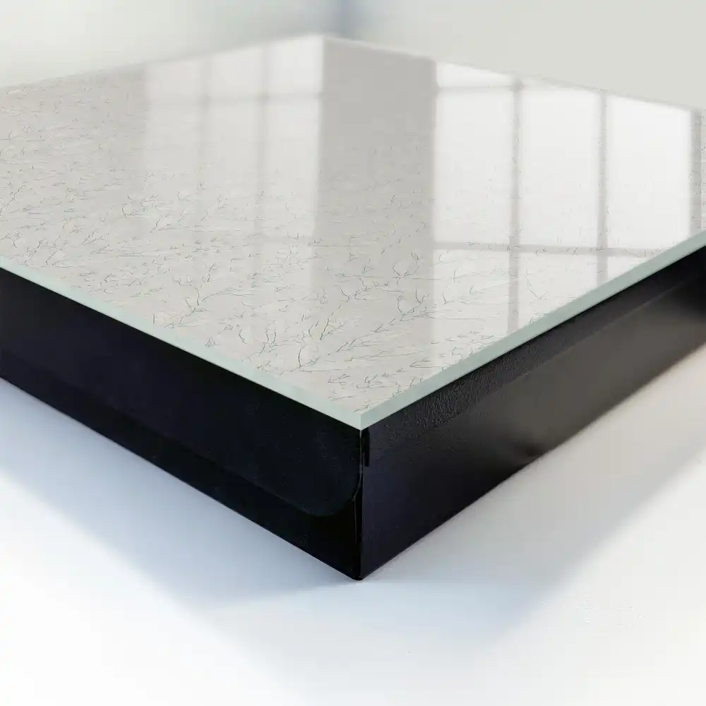 Nástěnná skříňka na klíče s jemným rostlinným vzorem v minimalistickém stylu