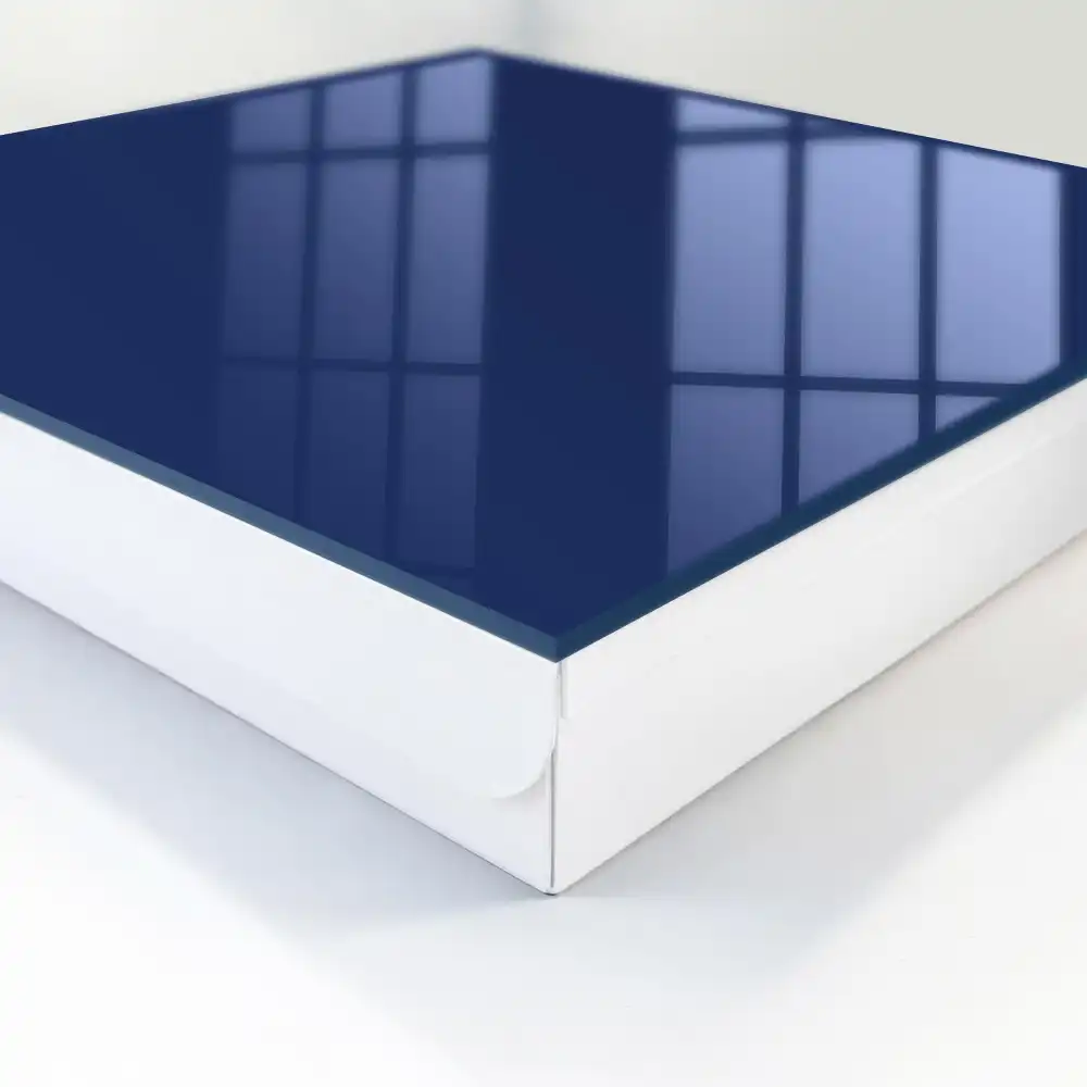 Tmavě modrá nástěnná skříňka na klíče v minimalistickém stylu