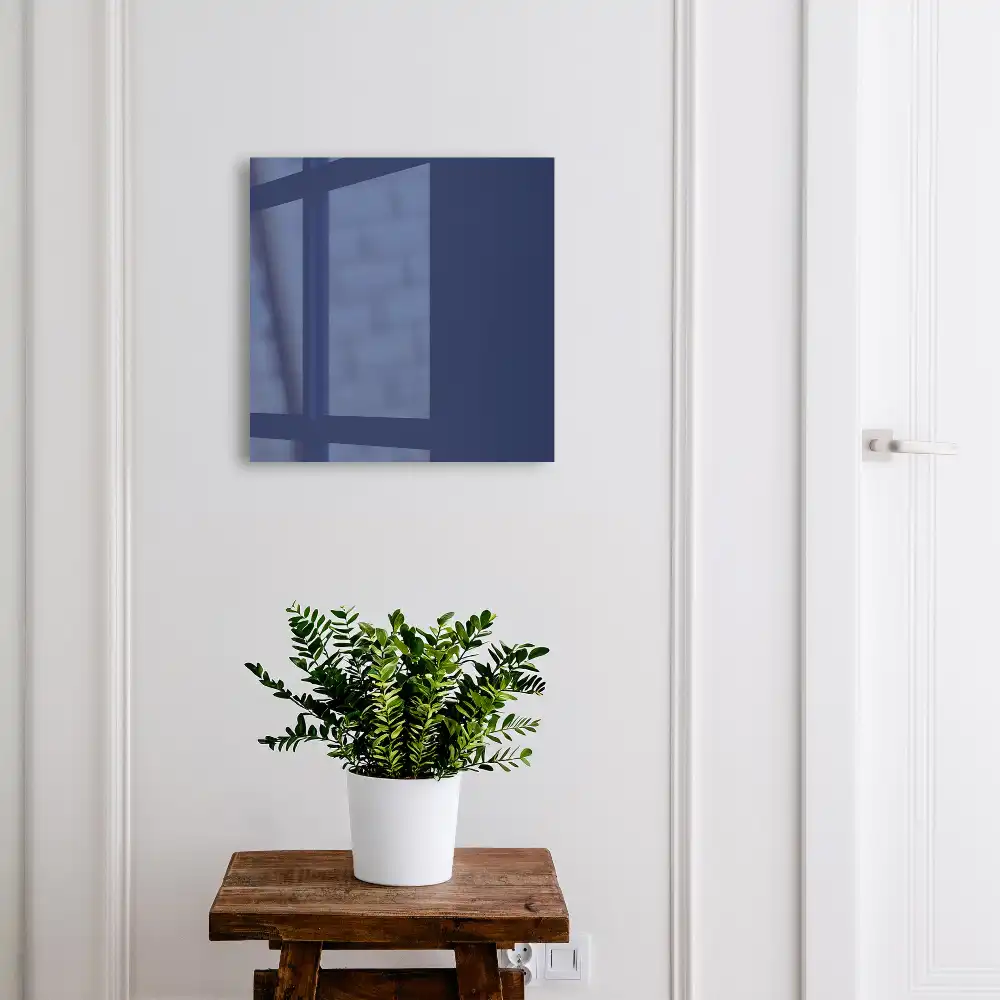Tmavě modrá nástěnná skříňka na klíče v minimalistickém stylu