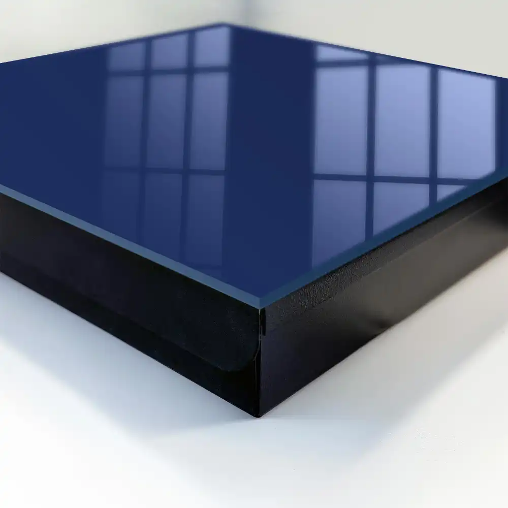 Tmavě modrá nástěnná skříňka na klíče v minimalistickém stylu