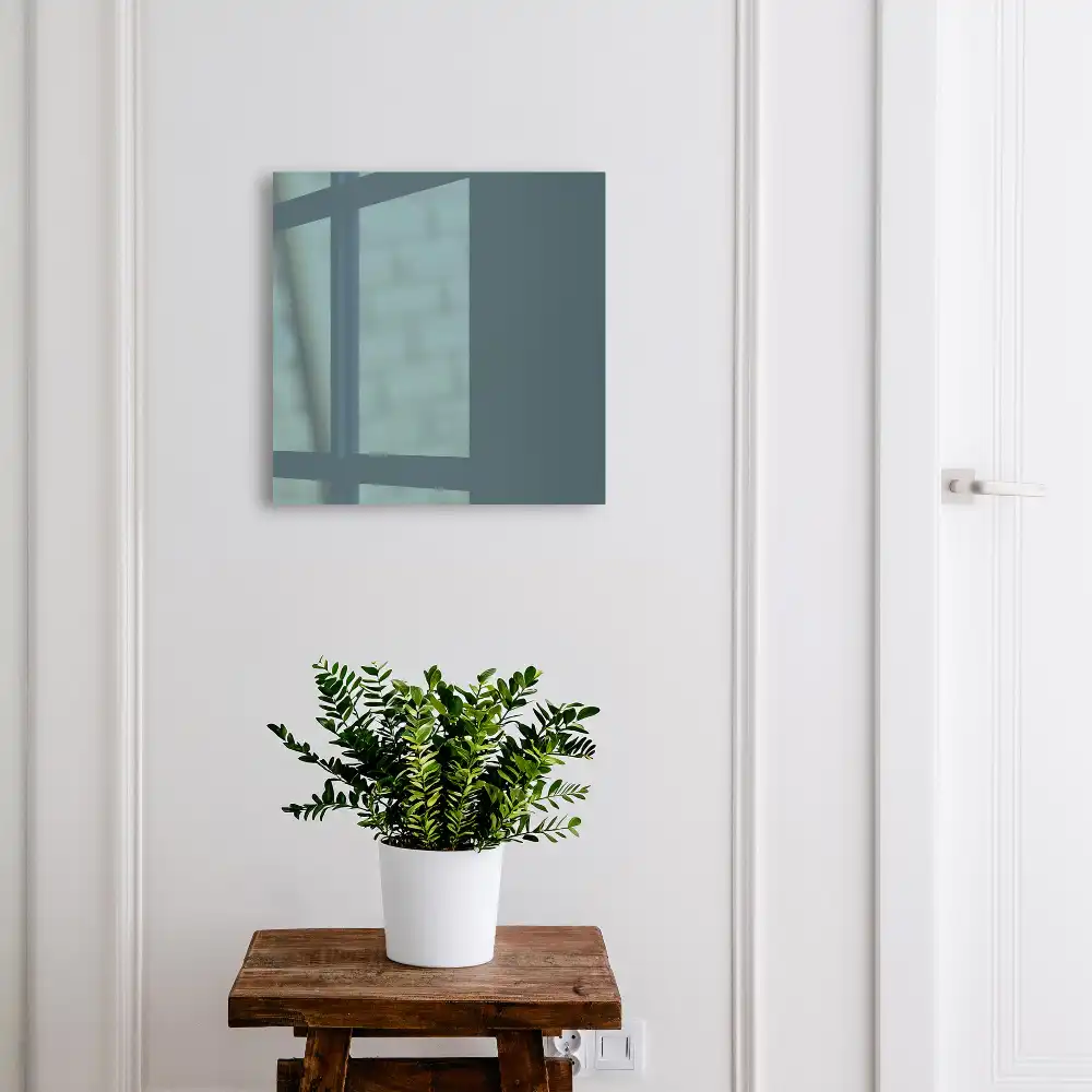 Moderní elegantní skříňka na klíče v jednotném odstínu