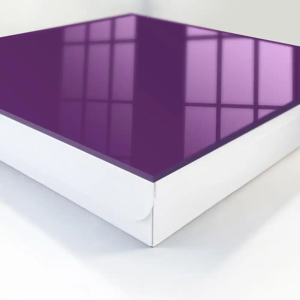 Minimalistický moderní box na klíče ve fialové barvě