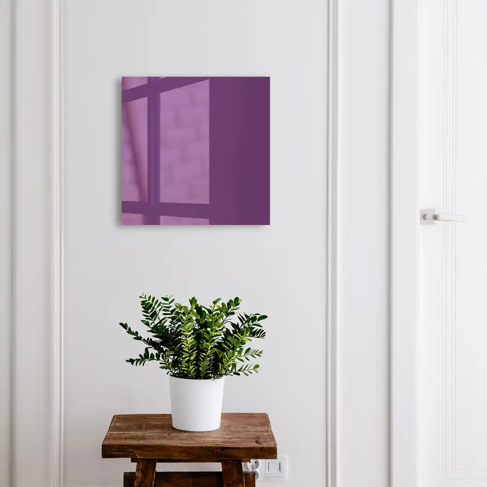 Minimalistický moderní box na klíče ve fialové barvě