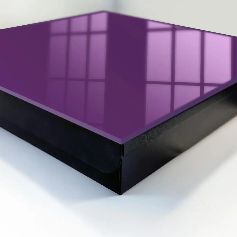 Minimalistický moderní box na klíče ve fialové barvě