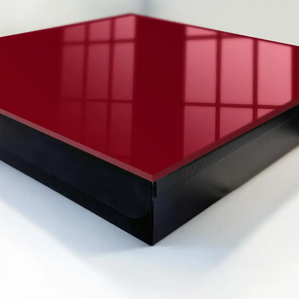 Elegantní minimalistická nástěnná skříňka na klíče ve vínovém odstínu