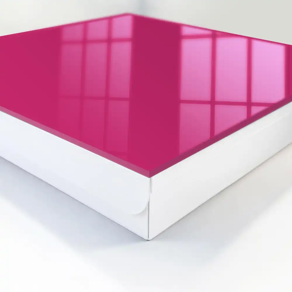 Nástěnná skříňka na klíče v minimalistickém stylu v tmavě fuchsiové barvě