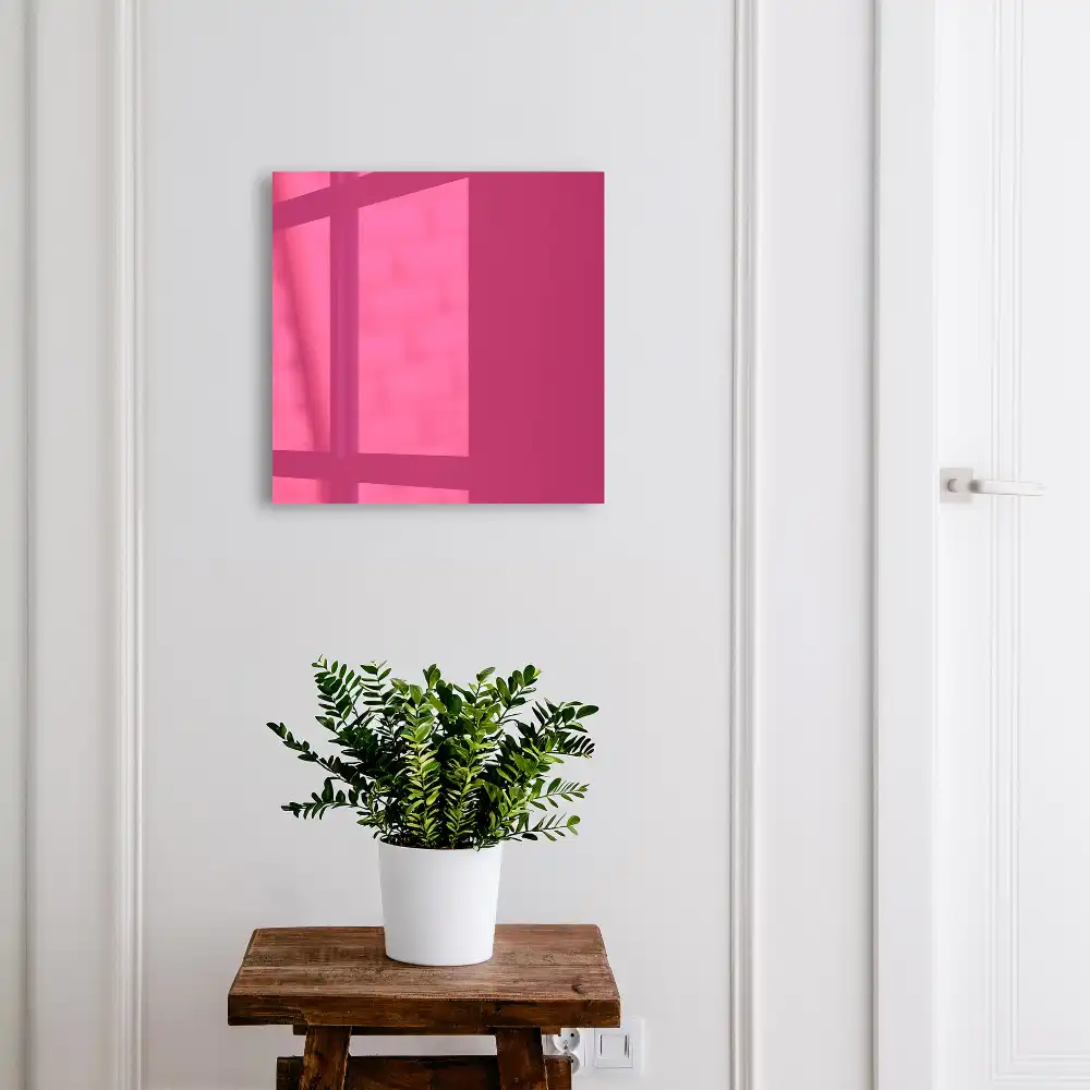 Nástěnná skříňka na klíče v minimalistickém stylu v tmavě fuchsiové barvě