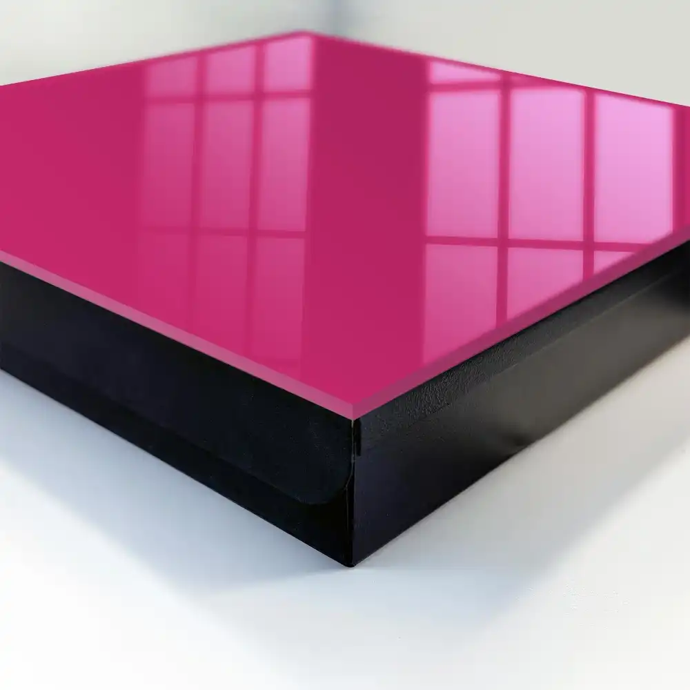 Nástěnná skříňka na klíče v minimalistickém stylu v tmavě fuchsiové barvě