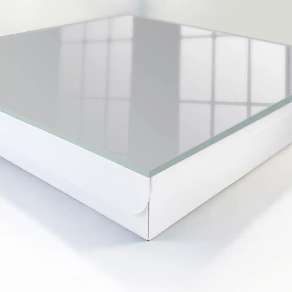 Minimalistický box na klíče s hladkým šedým pozadím