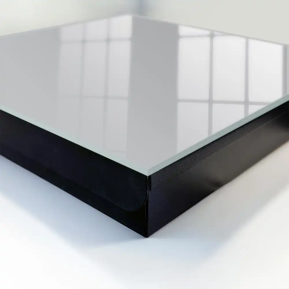 Minimalistický box na klíče s hladkým šedým pozadím