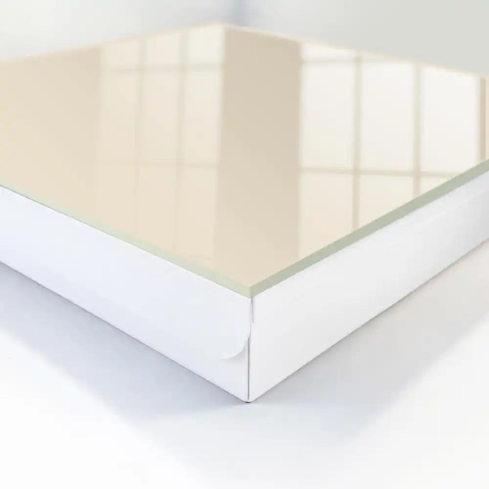 Béžová schránka na klíče v minimalistickém designu