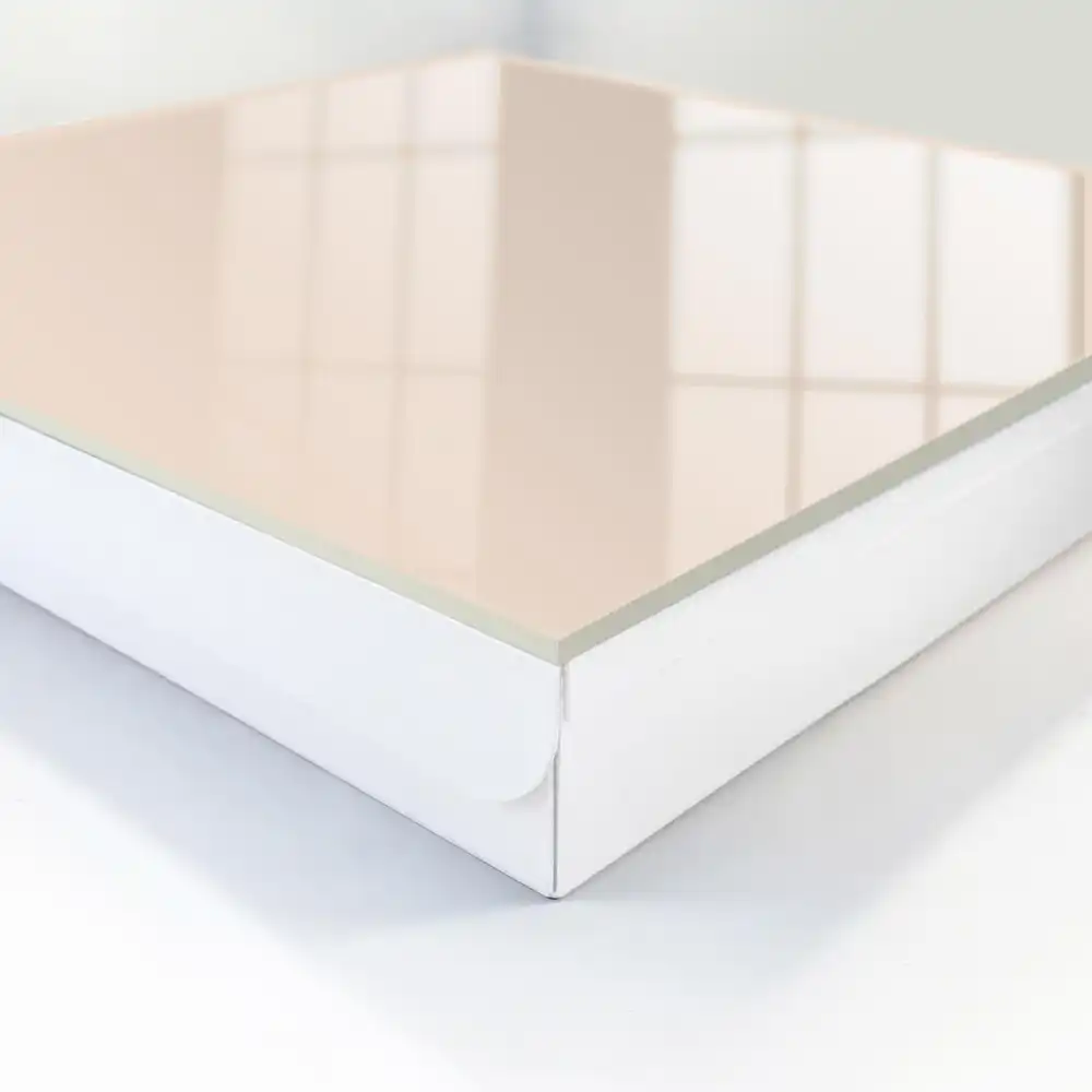 Nástěnná skříňka na klíče v béžovém elegantním provedení