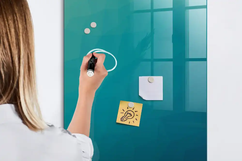 Magnetická popisovací tabule s geometrickými obrazci